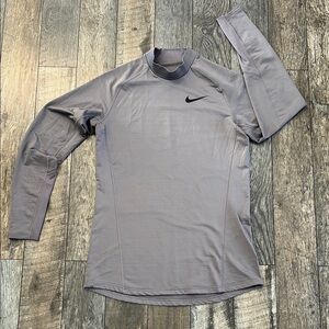 Nike Men’s Long-Sleeve Light Gray shirt